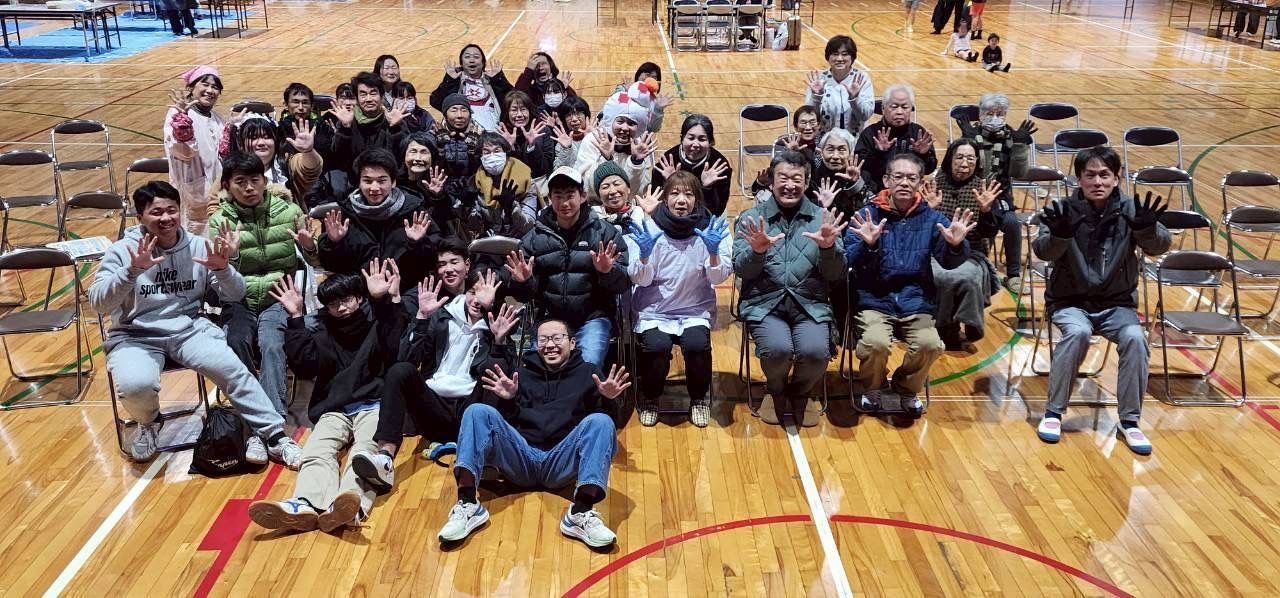 体育館に集まった人たちの集合写真