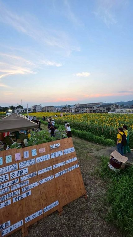 夕暮れの会場とたくさんの来場者