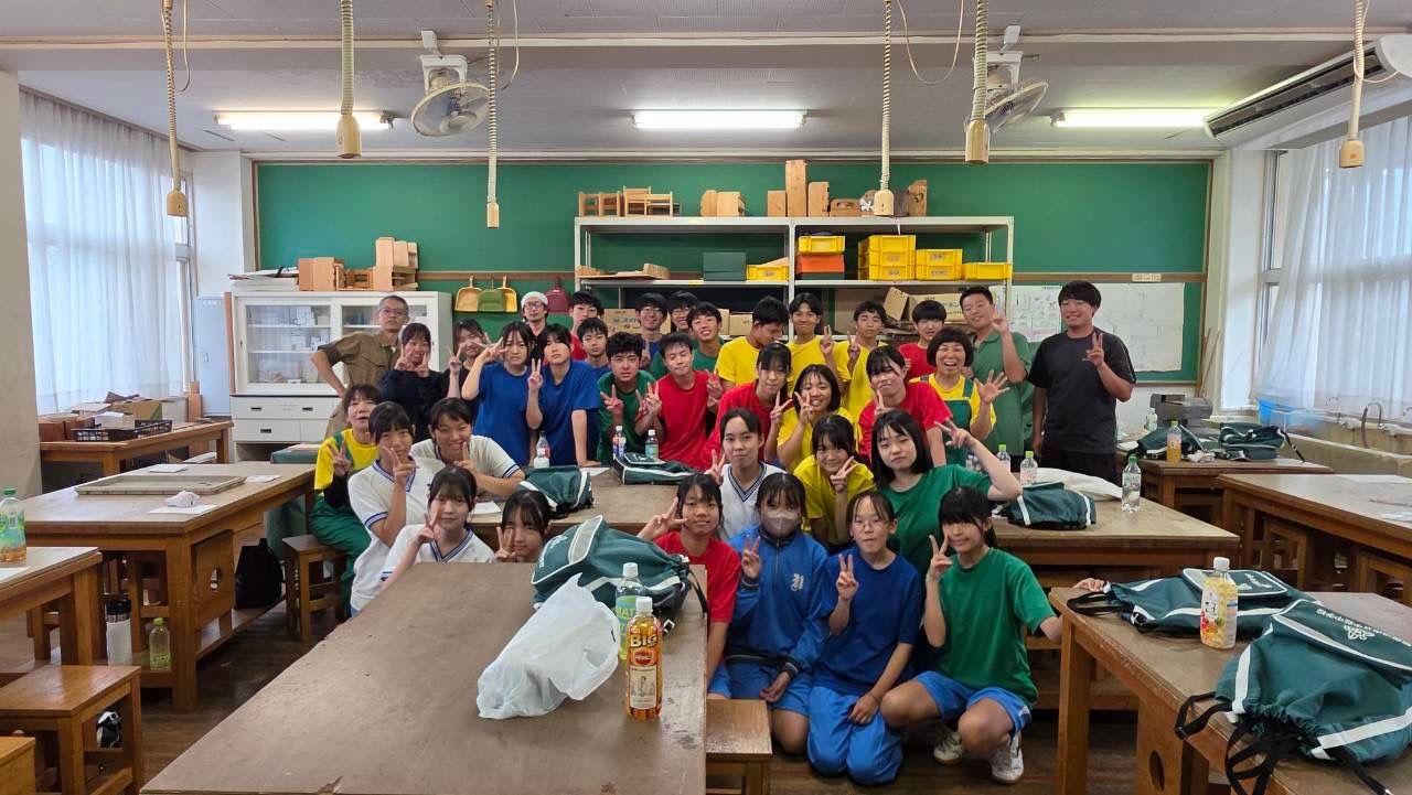 種取りを終えて集合写真。ピースをする中学生たち