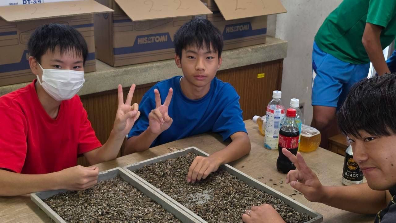 トレイを前にピースをする男子たち