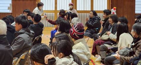 座って話を聞く来場者