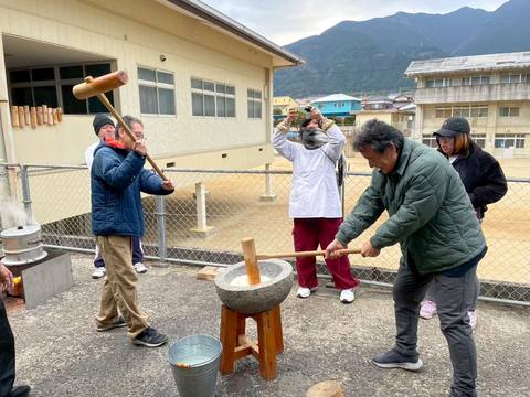 餅つきをする様子
