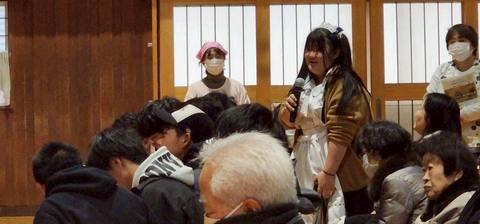 人が集まって見ている様子