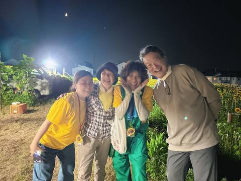 夜の畑で並ぶ人たち