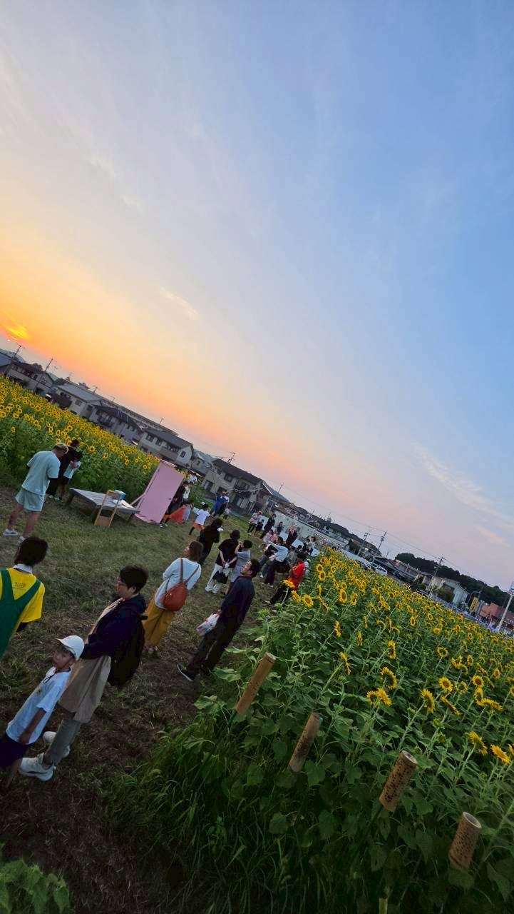 どこでもドアの前でにぎわう来場者