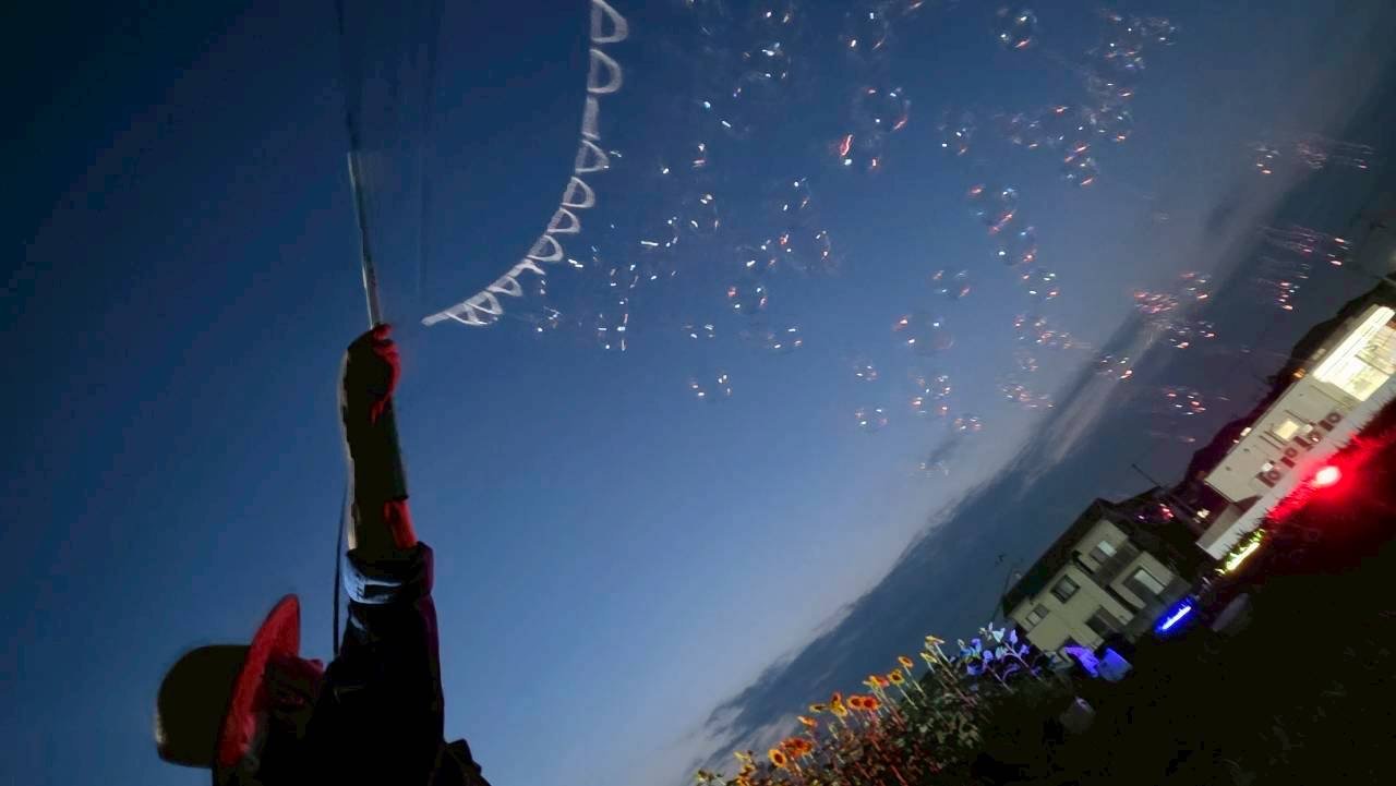 夜空に舞うシャボン玉